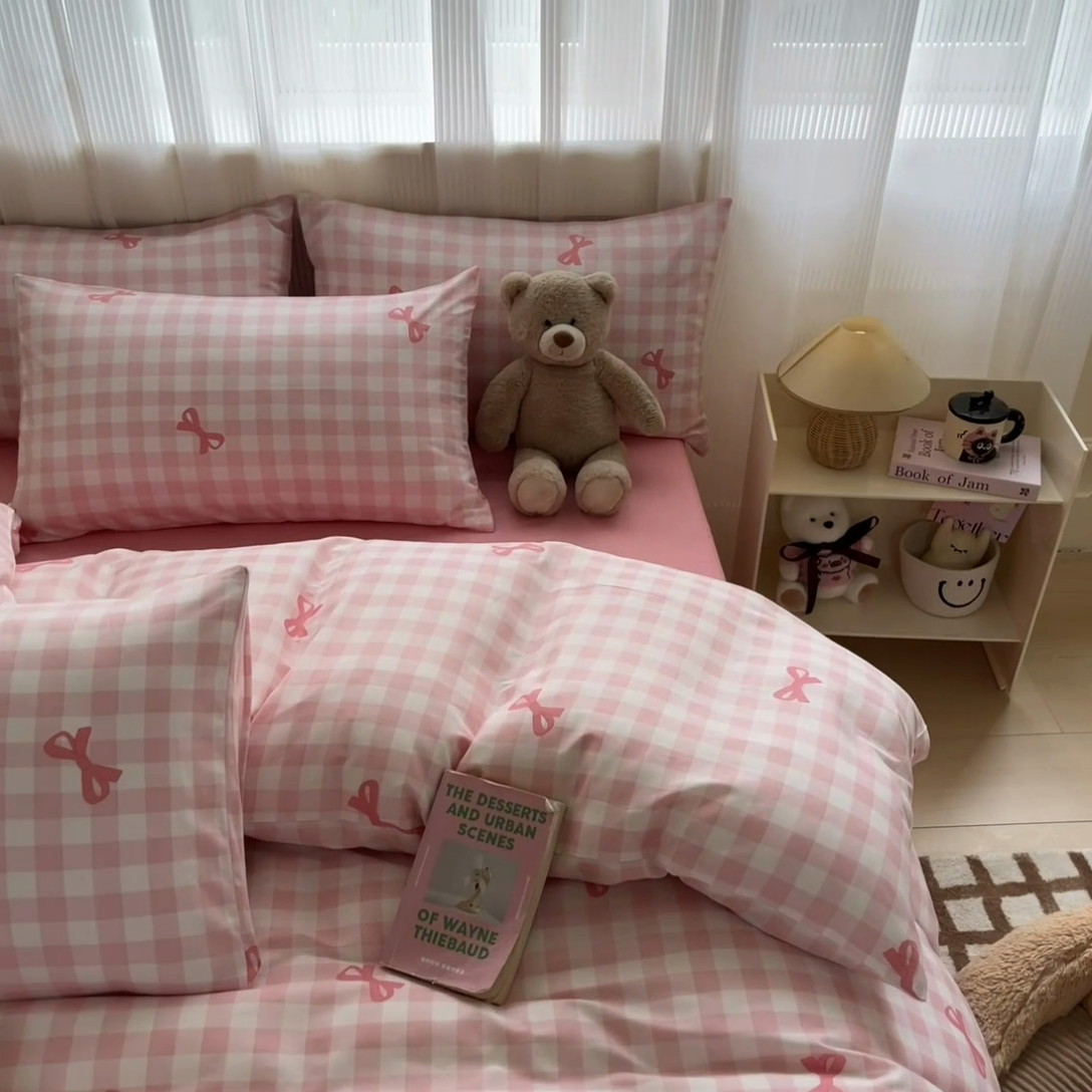 91家纺网 家纺一手货源 找家纺 雅居纺 2024新款全棉印花四件套 粉格子蝴蝶结