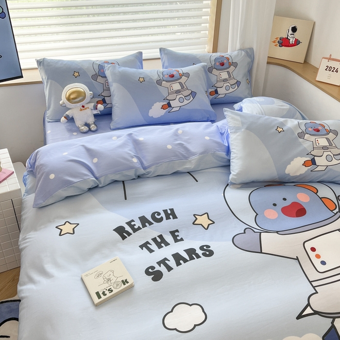 91家纺网 家纺一手货源 找家纺 孩子王 2025新款亲肤活性大版纯棉专版太空人卡通学生儿童宿舍四件套系列 太空恐龙