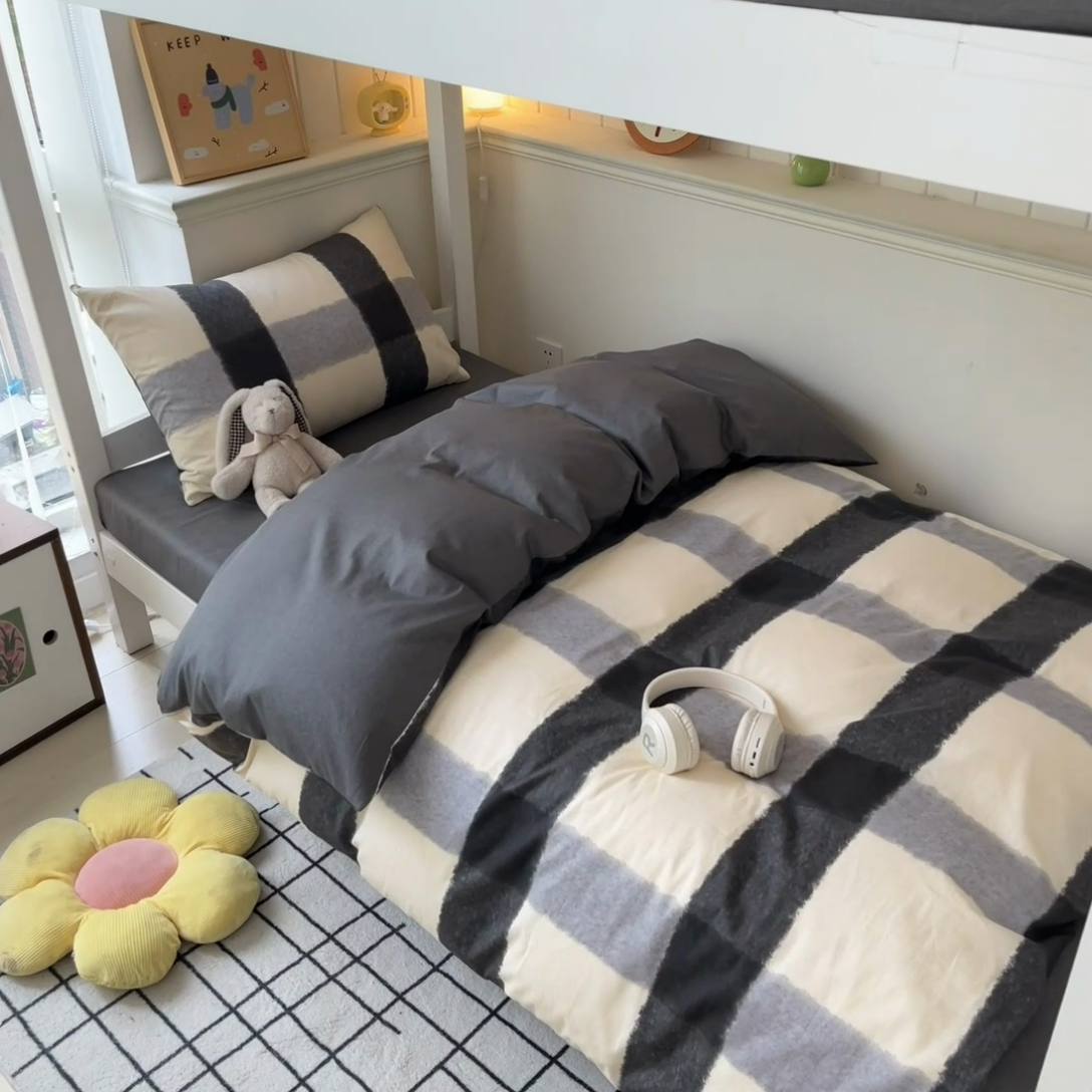 91家纺网 家纺一手货源 找家纺 雅居纺 2024新款全棉印花学生季套件 复古格子灰