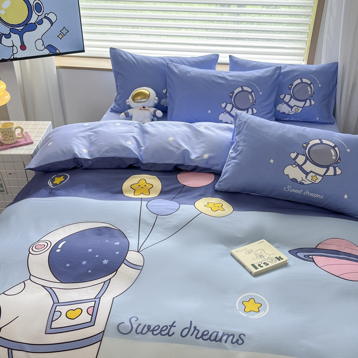 91家纺网 家纺一手货源 找家纺 孩子王 2025新款亲肤活性大版纯棉专版太空人卡通学生儿童宿舍四件套系列 快乐星球