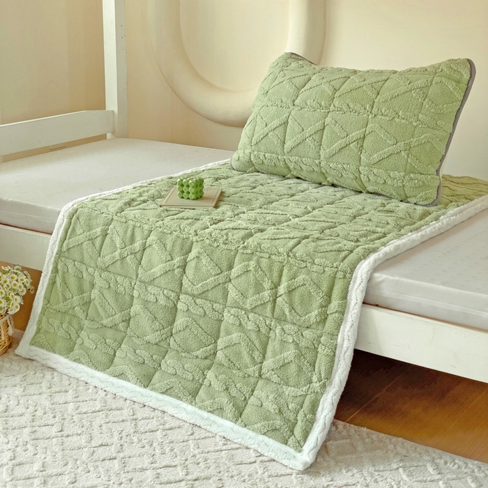 91家纺网 家纺一手货源 找家纺 米柳家纺 2024新款塔芙绒夹棉垫子 绿色