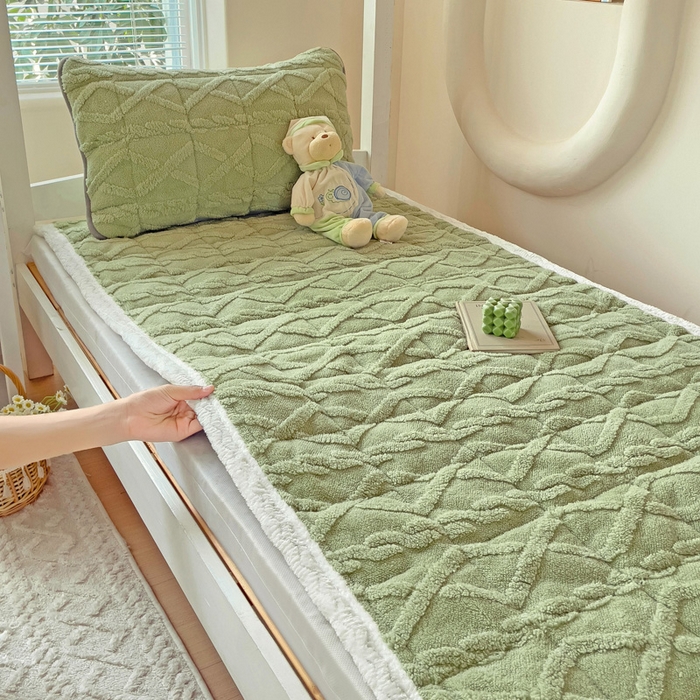 91家纺网 家纺一手货源 找家纺 米柳家纺 2024新款塔芙绒夹棉垫子 绿色