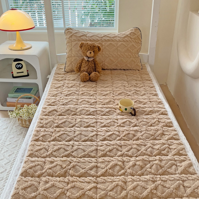 91家纺网 家纺一手货源 找家纺 米柳家纺 2024新款塔芙绒夹棉垫子 咖色