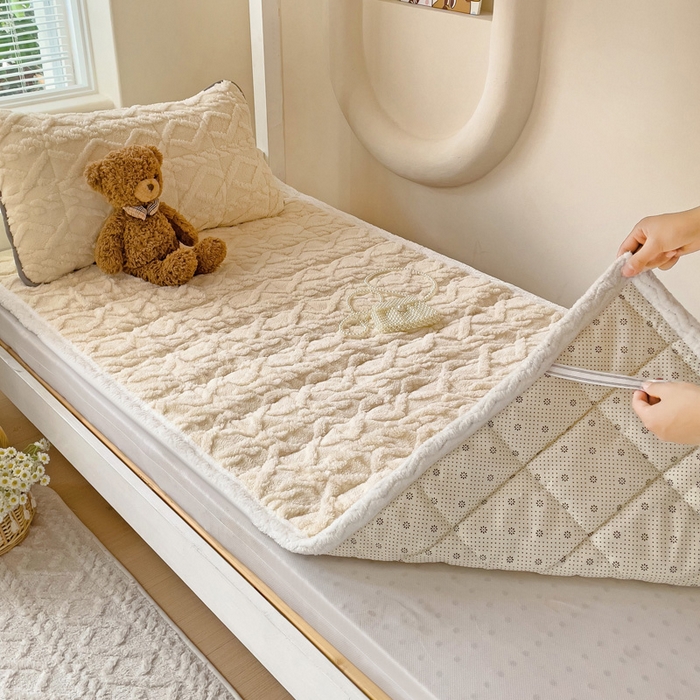 91家纺网 家纺一手货源 找家纺 米柳家纺 2024新款塔芙绒夹棉垫子 米色