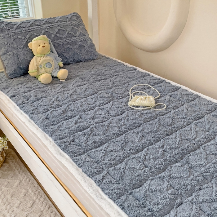 91家纺网 家纺一手货源 找家纺 米柳家纺 2024新款塔芙绒夹棉垫子 灰色