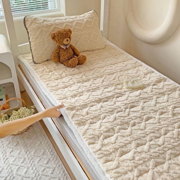 91家纺网 家纺一手货源 找家纺 米柳家纺 2024新款塔芙绒夹棉垫子 米色