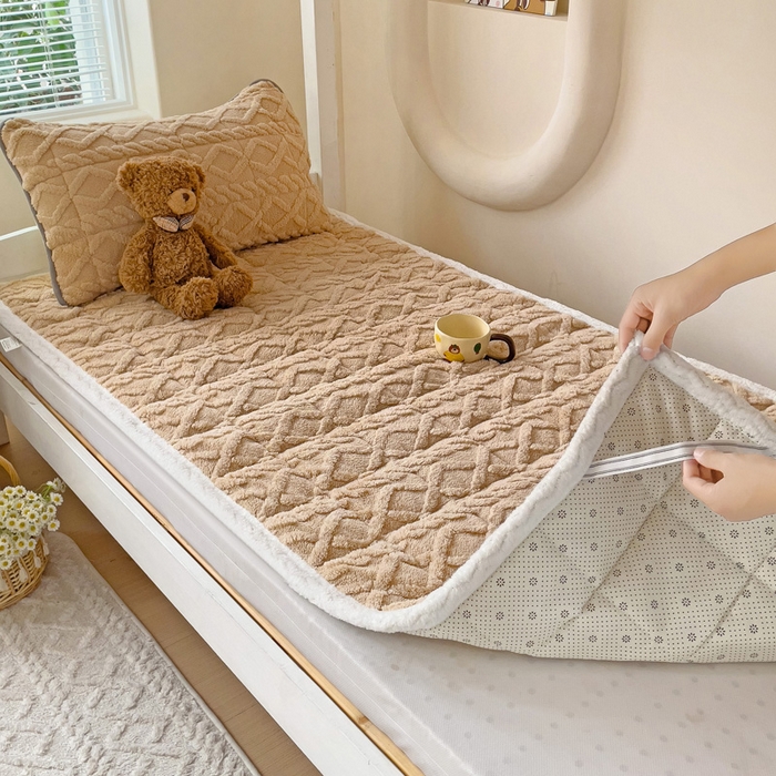 91家纺网 家纺一手货源 找家纺 米柳家纺 2024新款塔芙绒夹棉垫子 咖色