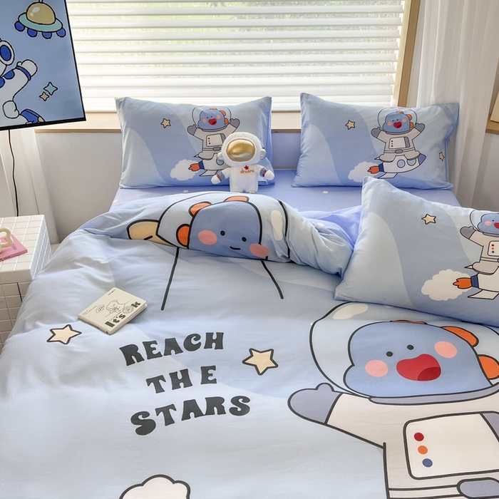 91家纺网 家纺一手货源 找家纺 孩子王 2025新款亲肤活性大版纯棉专版太空人卡通学生儿童宿舍四件套系列 太空恐龙