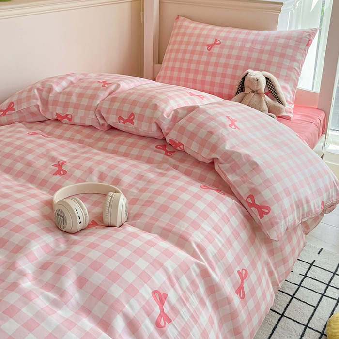 91家纺网 家纺一手货源 找家纺 雅居纺 2024新款全棉印花学生季套件 粉格子蝴蝶结