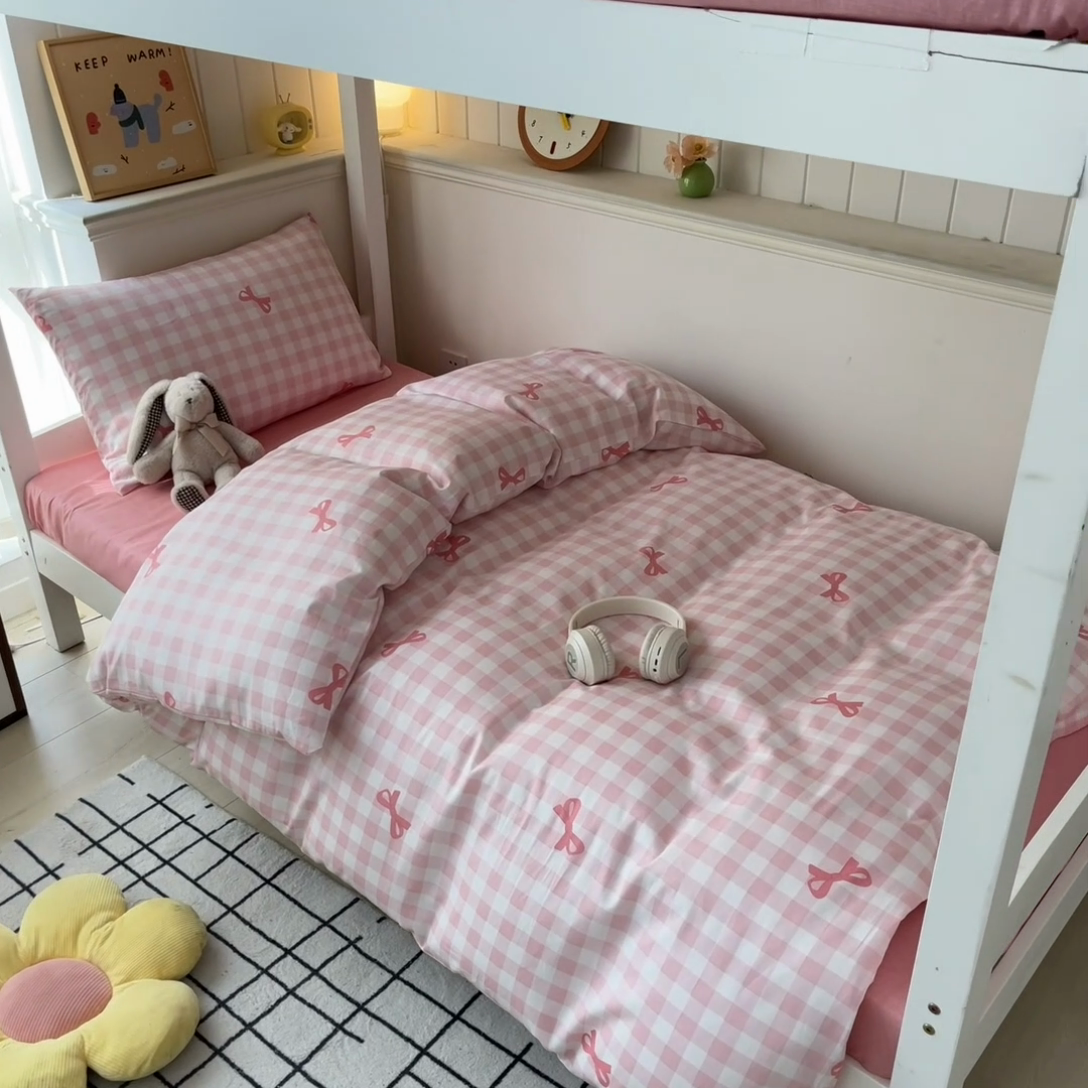 91家纺网 家纺一手货源 找家纺 雅居纺 2024新款全棉印花学生季套件 粉格子蝴蝶结