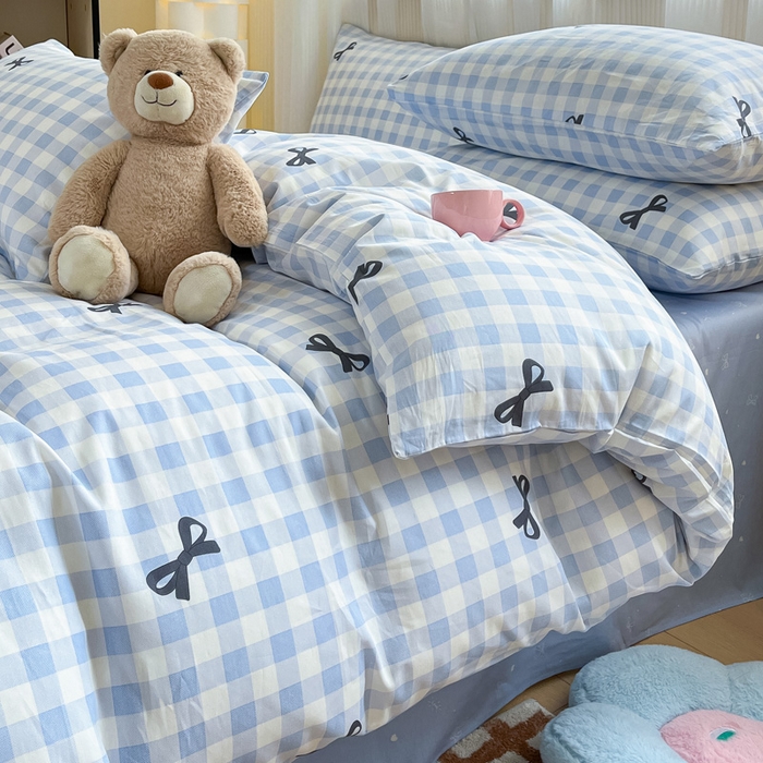 91家纺网 家纺一手货源 找家纺 雅居纺 2024新款全棉印花四件套 蓝格子蝴蝶结