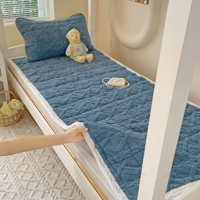 91家纺网 家纺一手货源 找家纺 米柳家纺 2024新款塔芙绒夹棉垫子 蓝色