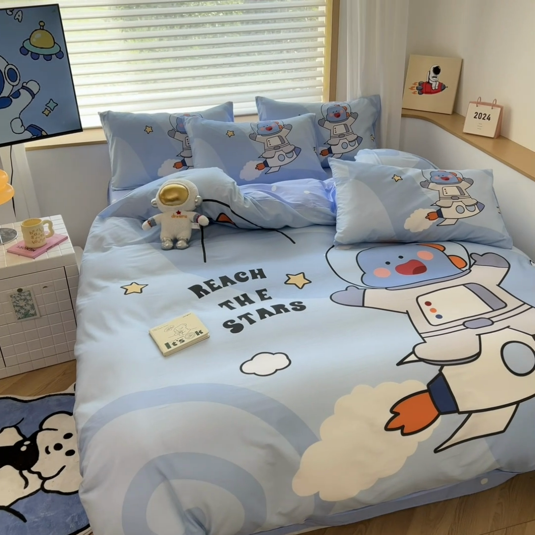 91家纺网 家纺一手货源 找家纺 孩子王 2025新款亲肤活性大版纯棉专版太空人卡通学生儿童宿舍四件套系列 太空恐龙