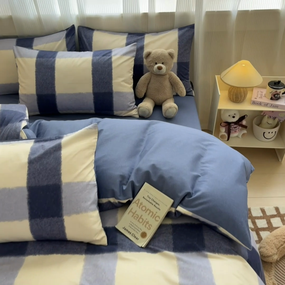 91家纺网 家纺一手货源 找家纺 雅居纺 2024新款全棉印花四件套 复古格子蓝