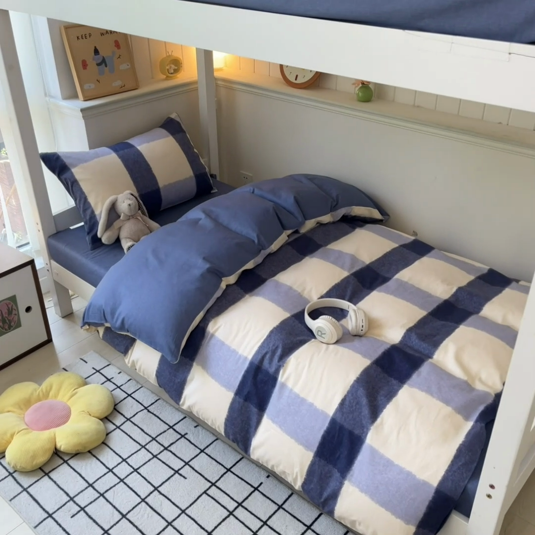 91家纺网 家纺一手货源 找家纺 雅居纺 2024新款全棉印花学生季套件 复古格子蓝