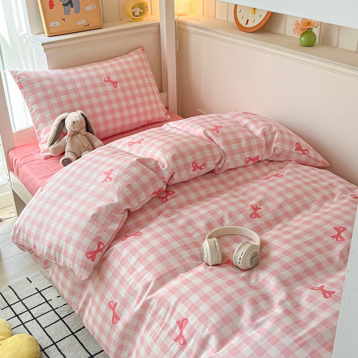 91家纺网 家纺一手货源 找家纺 雅居纺 2024新款全棉印花学生季套件 粉格子蝴蝶结