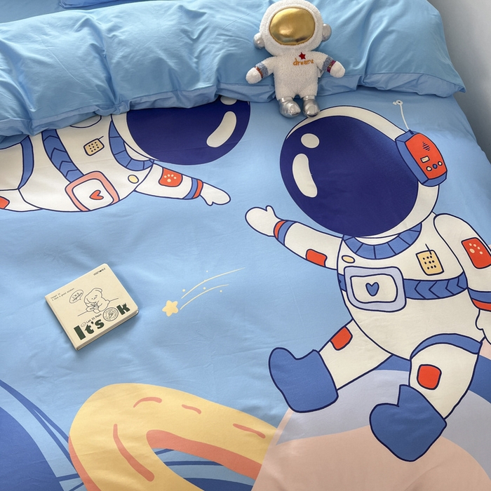 91家纺网 家纺一手货源 找家纺 孩子王 2025新款亲肤活性大版纯棉专版太空人卡通学生儿童宿舍四件套系列 遨游太空