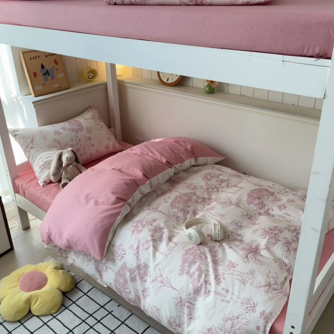 91家纺网 家纺一手货源 找家纺 雅居纺 2024新款全棉印花学生季套件 粉色花园