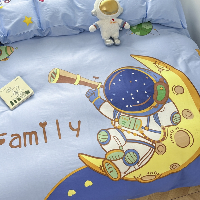 91家纺网 家纺一手货源 找家纺 孩子王 2025新款亲肤活性大版纯棉专版太空人卡通学生儿童宿舍四件套系列 流浪月球