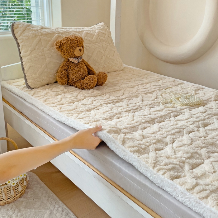 91家纺网 家纺一手货源 找家纺 米柳家纺 2024新款塔芙绒夹棉垫子 米色