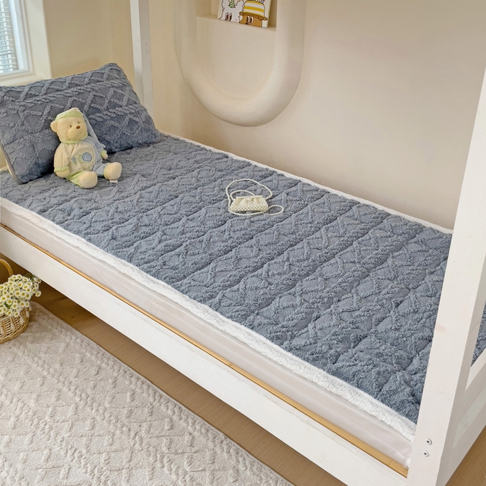 91家纺网 家纺一手货源 找家纺 米柳家纺 2024新款塔芙绒夹棉垫子 灰色