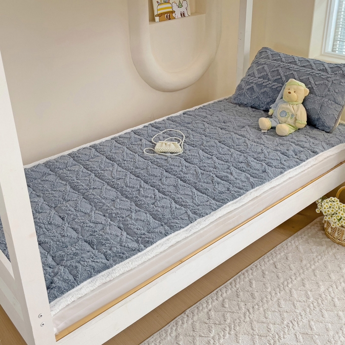 91家纺网 家纺一手货源 找家纺 米柳家纺 2024新款塔芙绒夹棉垫子 灰色