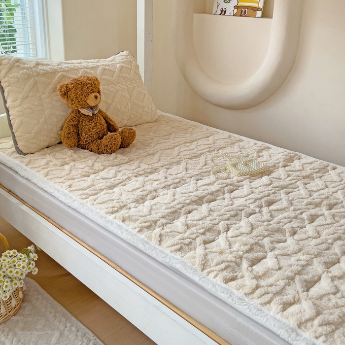 91家纺网 家纺一手货源 找家纺 米柳家纺 2024新款塔芙绒夹棉垫子 米色