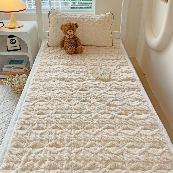 91家纺网 家纺一手货源 找家纺 米柳家纺 2024新款塔芙绒夹棉垫子 米色