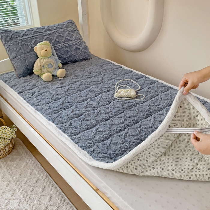 91家纺网 家纺一手货源 找家纺 米柳家纺 2024新款塔芙绒夹棉垫子 灰色