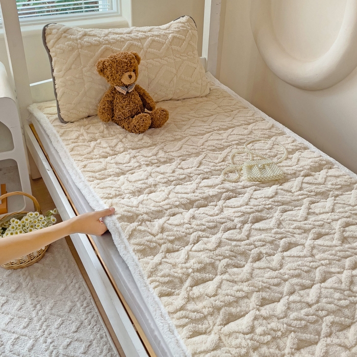 91家纺网 家纺一手货源 找家纺 米柳家纺 2024新款塔芙绒夹棉垫子 米色