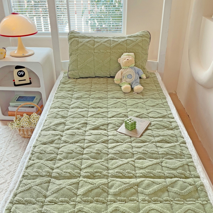 91家纺网 家纺一手货源 找家纺 米柳家纺 2024新款塔芙绒夹棉垫子 绿色