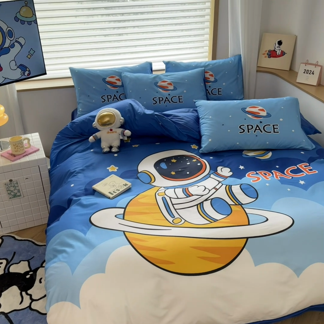 91家纺网 家纺一手货源 找家纺 孩子王 2025新款亲肤活性大版纯棉专版太空人卡通学生儿童宿舍四件套系列 太空旅行