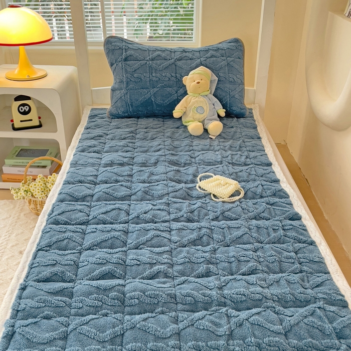 91家纺网 家纺一手货源 找家纺 米柳家纺 2024新款塔芙绒夹棉垫子 蓝色