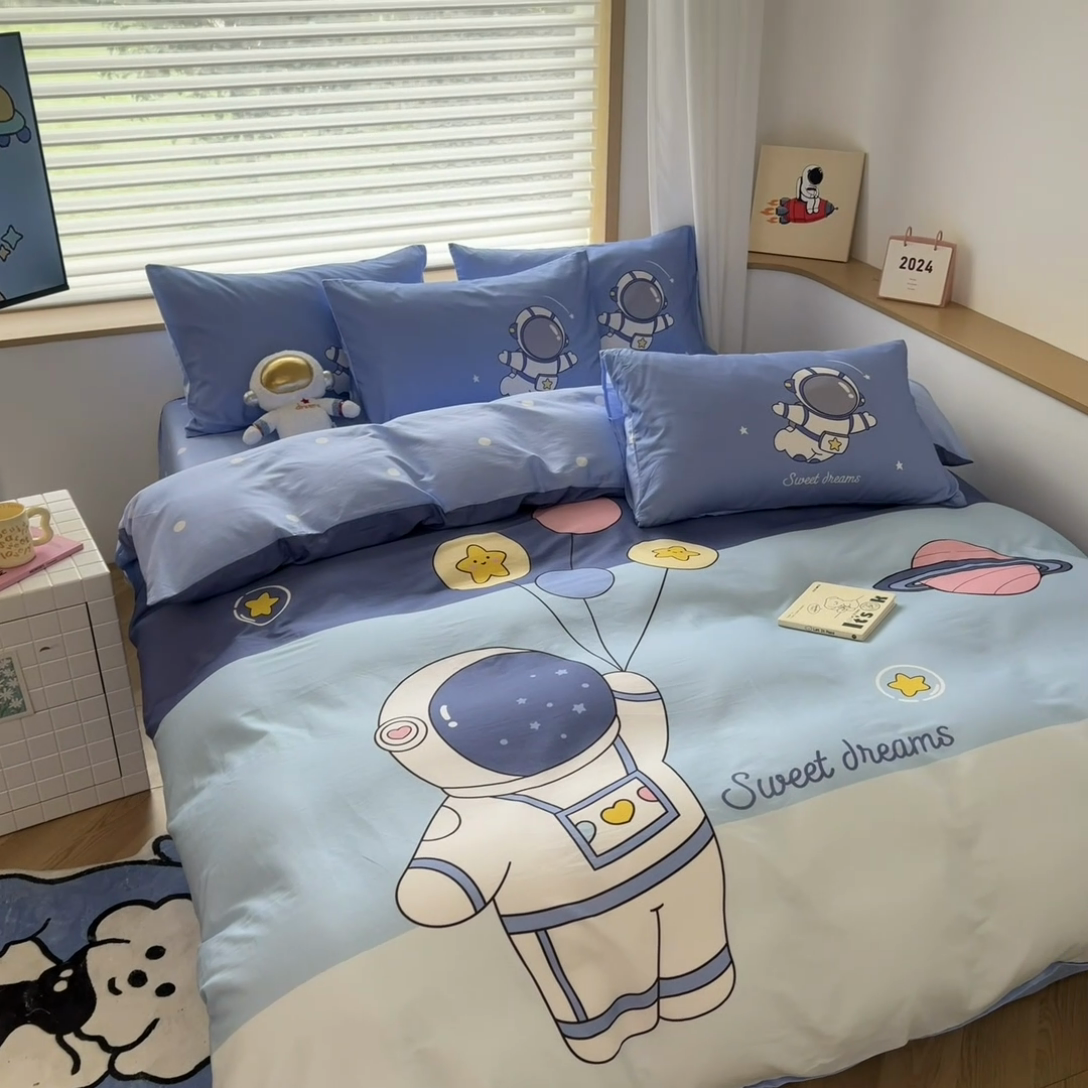 91家纺网 家纺一手货源 找家纺 孩子王 2025新款亲肤活性大版纯棉专版太空人卡通学生儿童宿舍四件套系列 快乐星球