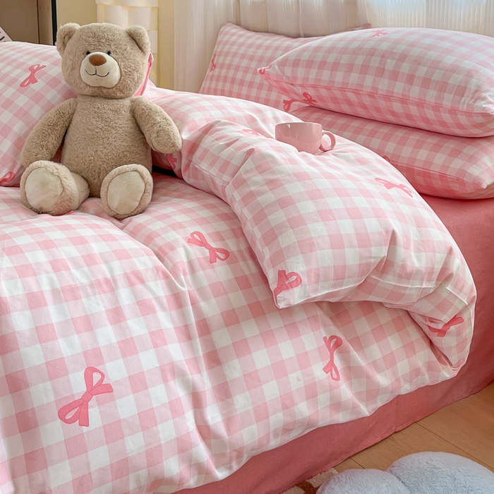 91家纺网 家纺一手货源 找家纺 雅居纺 2024新款全棉印花四件套 粉格子蝴蝶结