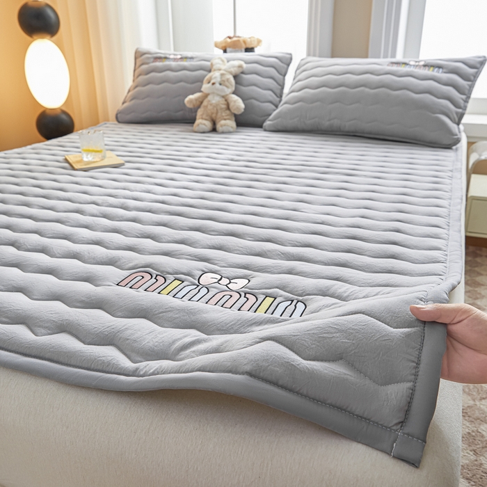 91家纺网 家纺一手货源 找家纺 恋绒家纺 2025新款刺绣款床褥床护垫绣花床垫 mini-奥丁灰