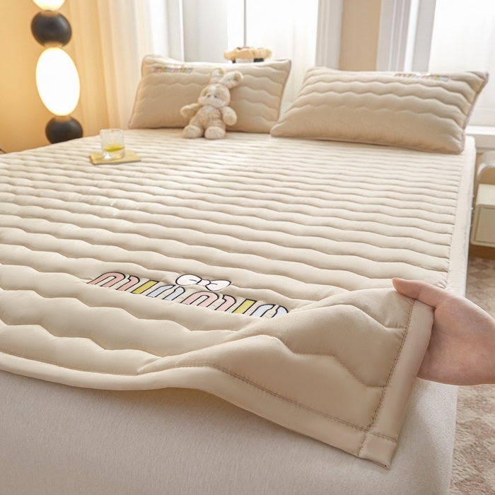 91家纺网 家纺一手货源 找家纺 恋绒家纺 2025新款刺绣款床褥床护垫绣花床垫 mini-奶油杏