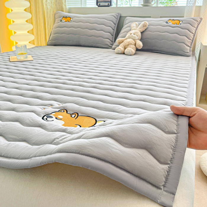 91家纺网 家纺一手货源 找家纺 恋绒家纺 2025新款刺绣款床褥床护垫绣花床垫 柯基KJ-奥丁灰