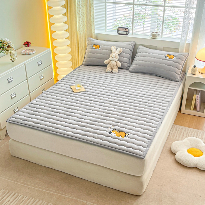 91家纺网 家纺一手货源 找家纺 恋绒家纺 2025新款刺绣款床褥床护垫绣花床垫 柯基KJ-奥丁灰