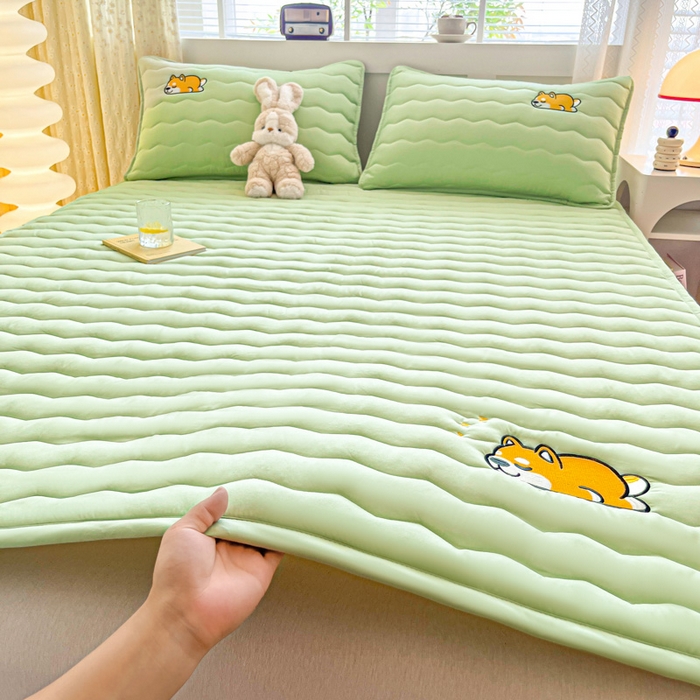 91家纺网 家纺一手货源 找家纺 恋绒家纺 2025新款刺绣款床褥床护垫绣花床垫 柯基KJ-薄荷绿