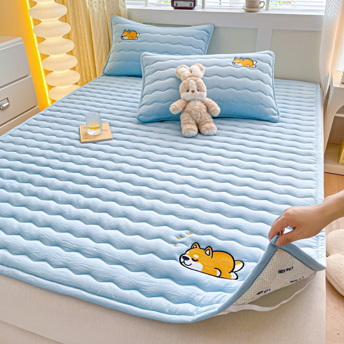 91家纺网 家纺一手货源 找家纺 恋绒家纺 2025新款刺绣款床褥床护垫绣花床垫 柯基KJ-天空蓝