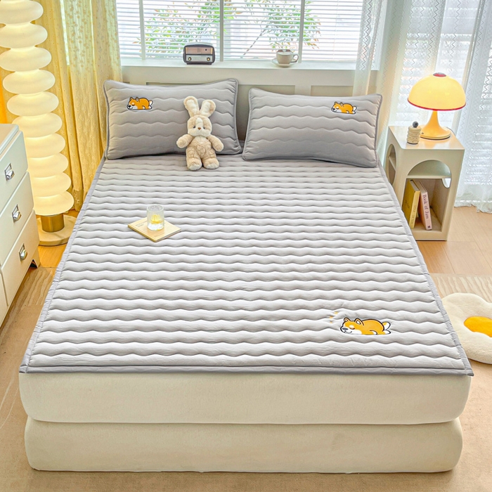 91家纺网 家纺一手货源 找家纺 恋绒家纺 2025新款刺绣款床褥床护垫绣花床垫 柯基KJ-奥丁灰