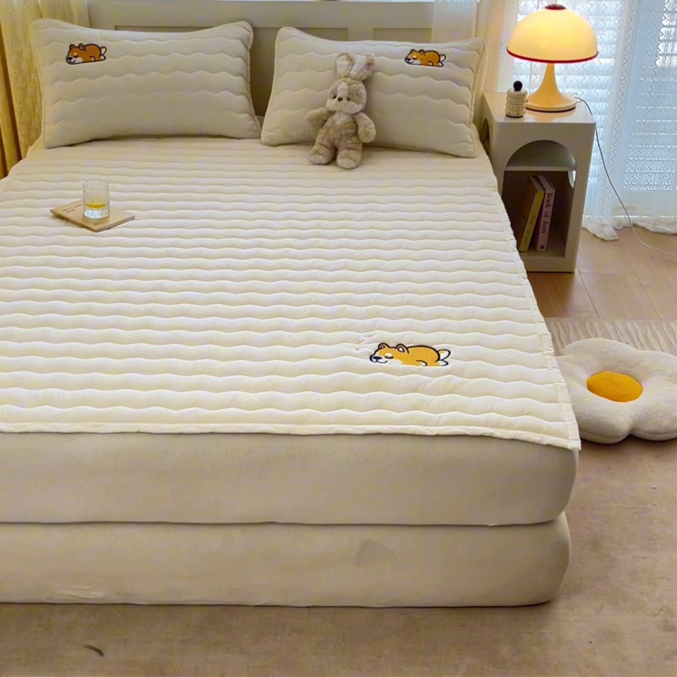 91家纺网 家纺一手货源 找家纺 恋绒家纺 2025新款刺绣款床褥床护垫绣花床垫 柯基KJ-象牙白