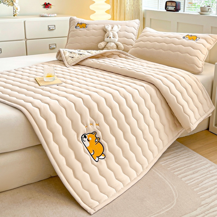 91家纺网 家纺一手货源 找家纺 恋绒家纺 2025新款刺绣款床褥床护垫绣花床垫 柯基KJ-奶油杏