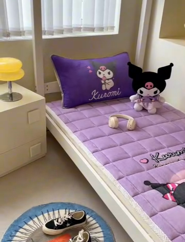 91家纺网 家纺一手货源 找家纺 米帛家纺 2024新款三丽鸥牛奶绒学生软垫 紫色库洛米