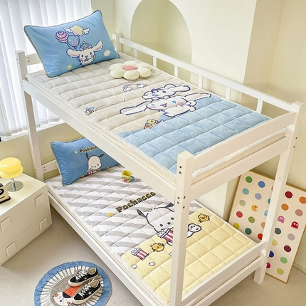 91家纺网 家纺一手货源 找家纺 米帛家纺 2024新款三丽鸥牛奶绒学生软垫 彩虹玉桂狗