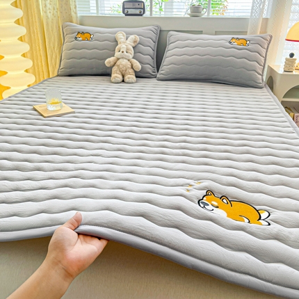 91家纺网 家纺一手货源 找家纺 恋绒家纺 2025新款刺绣款床褥床护垫绣花床垫 柯基KJ-奥丁灰