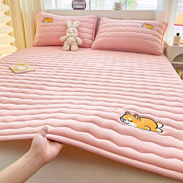 91家纺网 家纺一手货源 找家纺 恋绒家纺 2025新款刺绣款床褥床护垫绣花床垫 柯基KJ-香妃玉