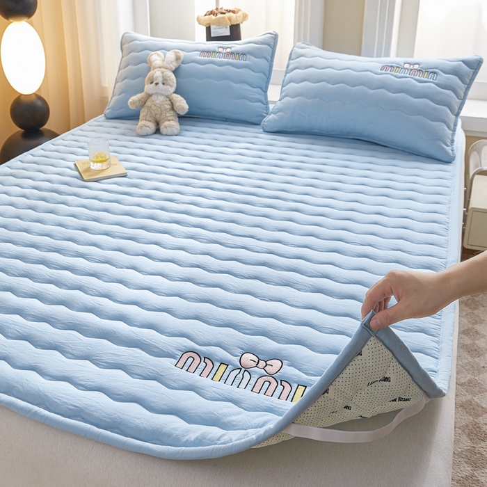 91家纺网 家纺一手货源 找家纺 恋绒家纺 2025新款刺绣款床褥床护垫绣花床垫 mini-天空蓝