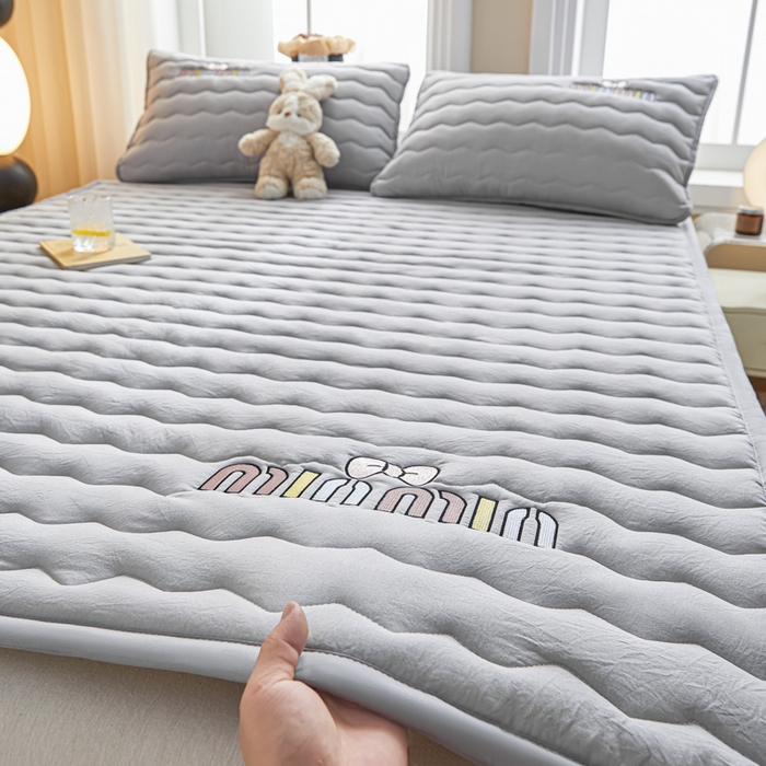 91家纺网 家纺一手货源 找家纺 恋绒家纺 2025新款刺绣款床褥床护垫绣花床垫 mini-奥丁灰